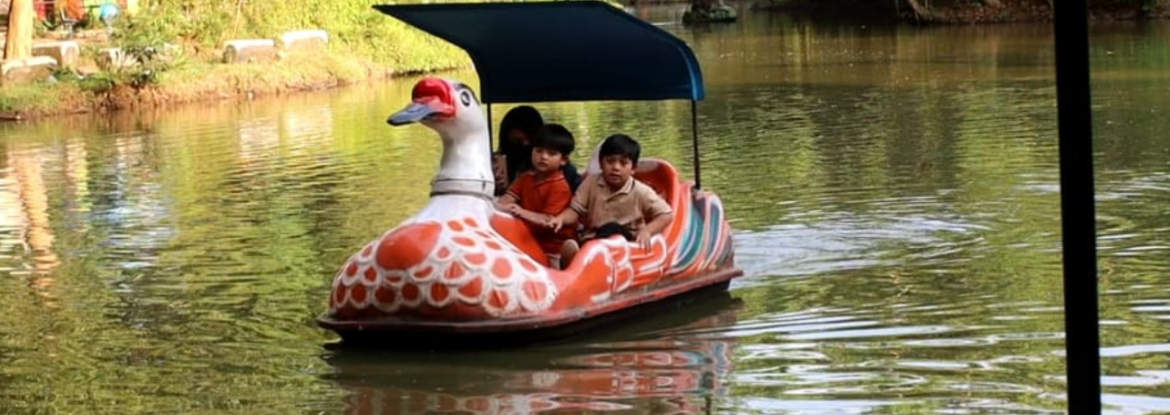 Wahana Becak Air Semarang Zoo