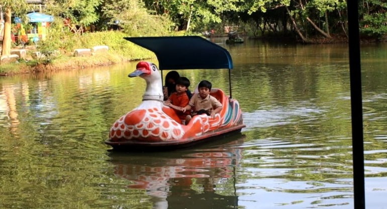 Wahana Becak Air Semarang Zoo