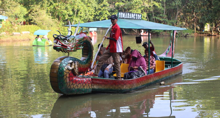 Wahana Perahu Naga Semarang Zoo