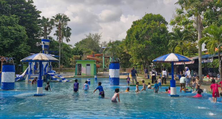 Wahana Waterboom Semarang Zoo